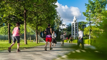 The wide circular pathway encompassing the Memorial lawn is ideal for jogging and is popular with many local people for exercise.